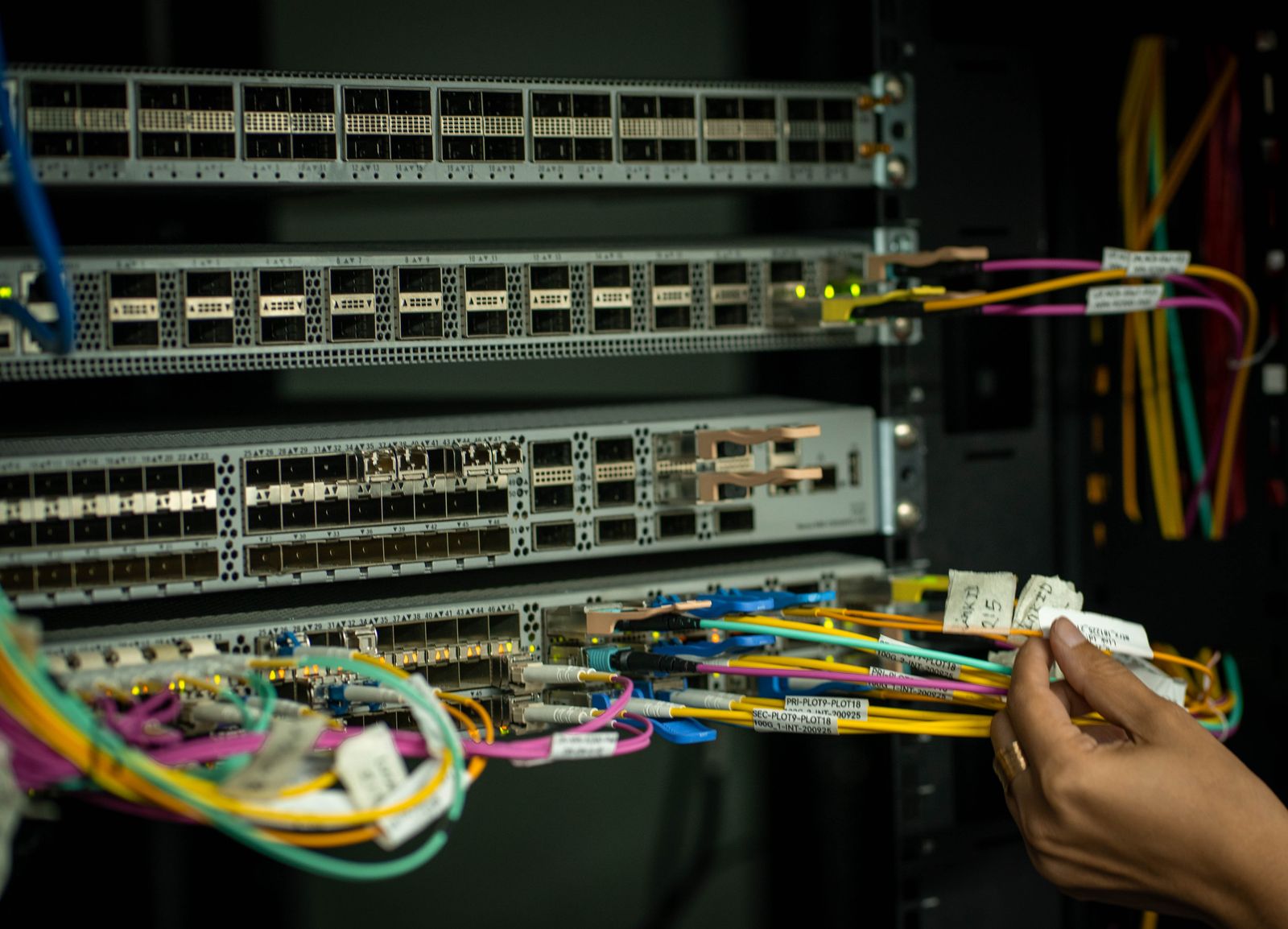 Técnico de Sotecmit trabajando en infraestructura de red